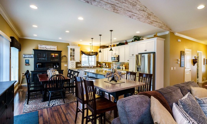 Mission Hills House | SPACIOUS, 10 BEDS, SLEEP 14, NEAR LAKE/WATERPARK AND ALL ATTRACTIONS