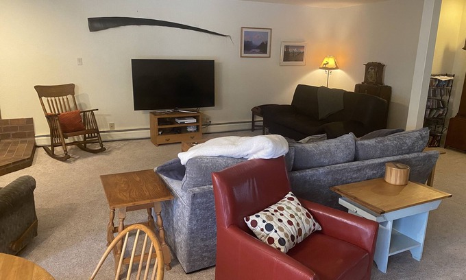 Turnagain Apartment | Spacious 1700 sqft 2 bdrm near airport and downtown-Sleeps 8, pet friendly