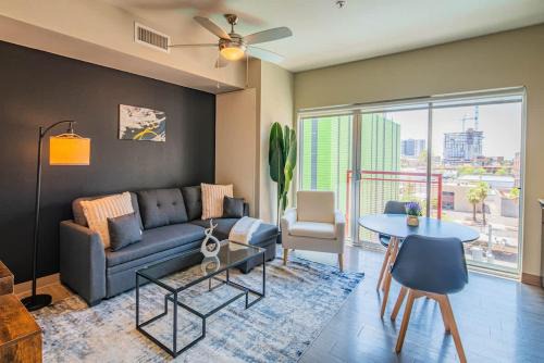Evans Churchill Apartment | Spacious 1BD DT, Parking, Gym, W-D, Roosevelt Row