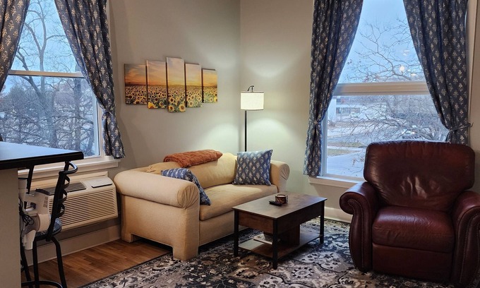 Topeka Apartment | Spacious 2 BDR Downtown Apt, Pet Friendly, Lg Kitchen, 2 Blks From State Capitol