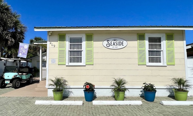 Flagler Beach House | spacious 2 Bdrm, sleep 6, walk to beach & dining, pet friendly, bonus room