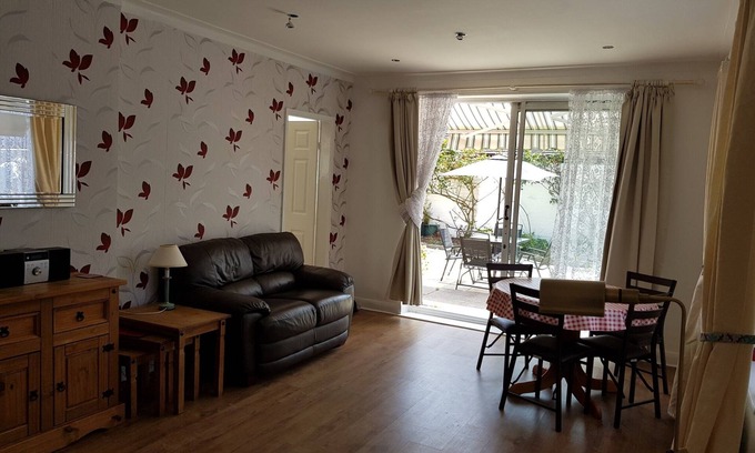 Blackpool House | Spacious 2 bed bungalow. Lovely Vacation Home in a quieter area of Blackpool .