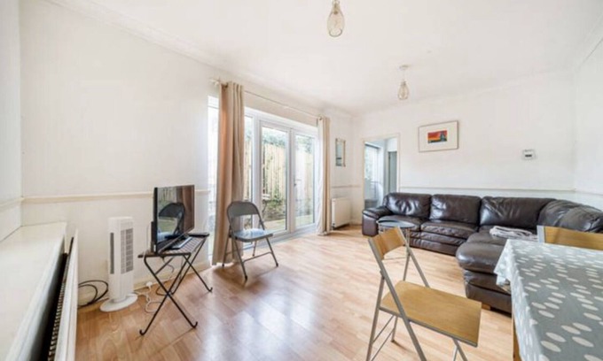 Lewisham Apartment | Spacious 2 bed Ground floor garden flat close to DLR