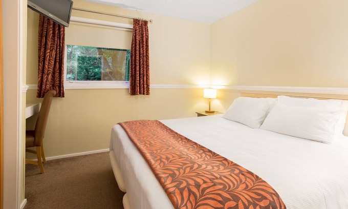 Warton Cabin | Spacious 2-Bed Lodge | Lakeside Resort | Sleeps 6