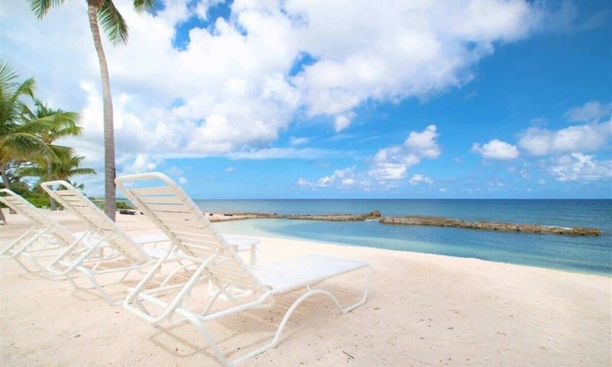 Old Man Bay Condo | Spacious 2-Bedroom 2-Bathroom Beachfront Condo with Heated Pool