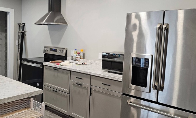 Bangor Apartment | Spacious 2-bedroom apartment and sofa bed with AC, WiFi in delightful Bangor.
