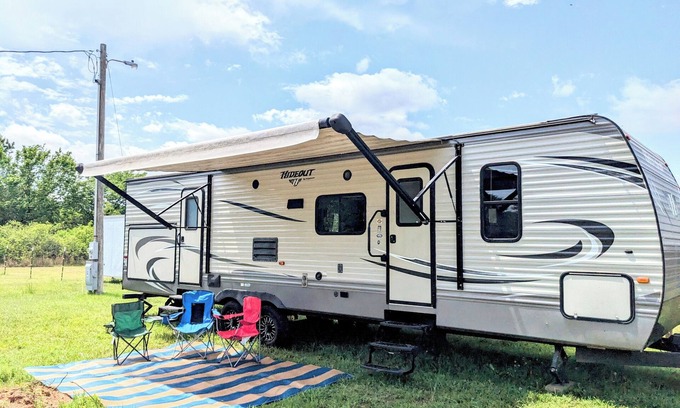 Wheatland House | Spacious 2 Bedroom Bunkhouse RV, Farm View, Family and Dog Friendly