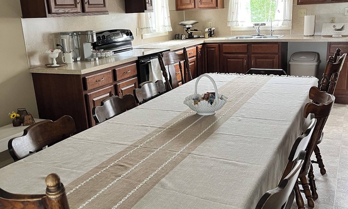 Witmer Cottage | Spacious 2-bedroom cottage ideal for Scrapbooking and Quilting retreats.