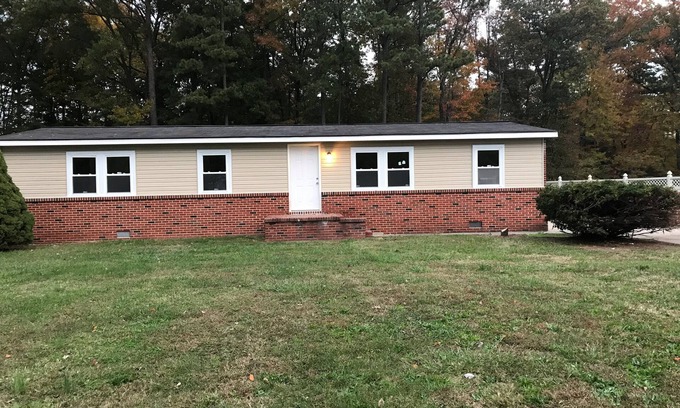 Grasonville House | Spacious 2 bedroom duplex located conveniently near Route 50 East and West.
