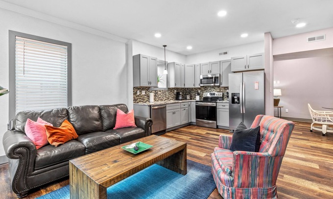 St. Louis Apartment | Spacious 2 BR★Sleep 4★Central Location★Parking