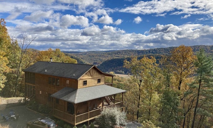 Baker House | Spacious 3 bed cabin with gorgeous valley views!