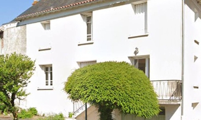 Chateau-Garnier House | Spacious 3-Bed House in Chateau Garnier