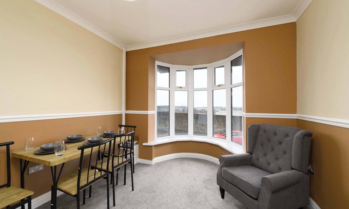 St. Thomas House | Spacious 3 Bedroom Home in Swansea with Garden