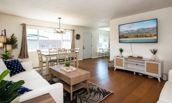 East Beach House | Spacious 3 Bedroom Near Beach