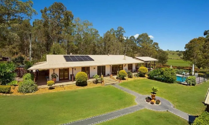 Firefly House | Spacious 3-bedroom 2-bathroom country residence on 10 acres