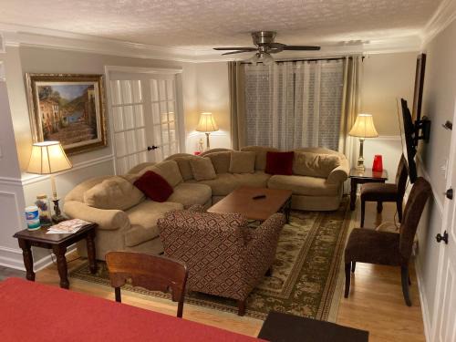 Athens Apartment | Spacious 3 Bedroom 2 bath Condo close to Five-points in Athens