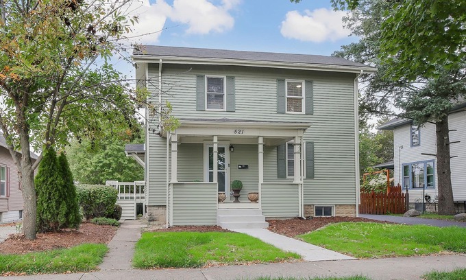 Naperville Apartment | Spacious 3-bedroom apartment in DT Naperville with WiFi, AC and in unit Laundry!
