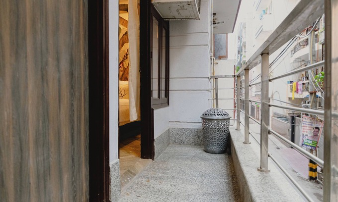 Chhatarpur Apartment | Spacious 3-bedroom apartment in vibrant New Delhi with WiFi, AC