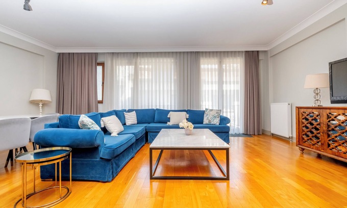 Gumussuyu Mahallesi Apartment | Spacious 3-bedroom apartment with WiFi, AC in lovely Istanbul
