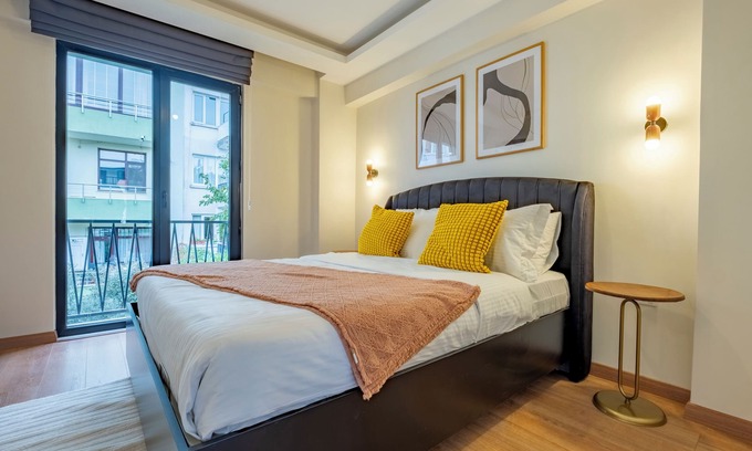 Gumussuyu Mahallesi Apartment | Spacious 3-bedroom apartment with WiFi and AC in wonderful Istanbul