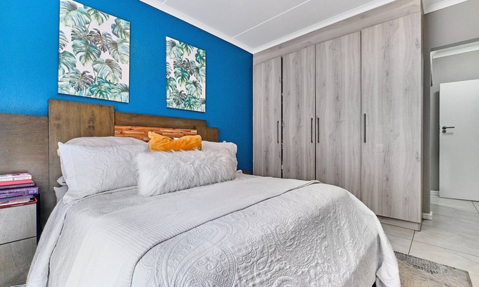 Greater Johannesburg Metropolitan Area Apartment | Spacious 3-bedroom apartment in enjoyable Randburg with WiFi, fitness room