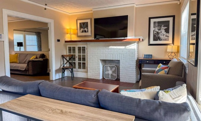 Dayton House | Spacious 3 Bedroom, Sleeps 12 w/7 Beds + Parking