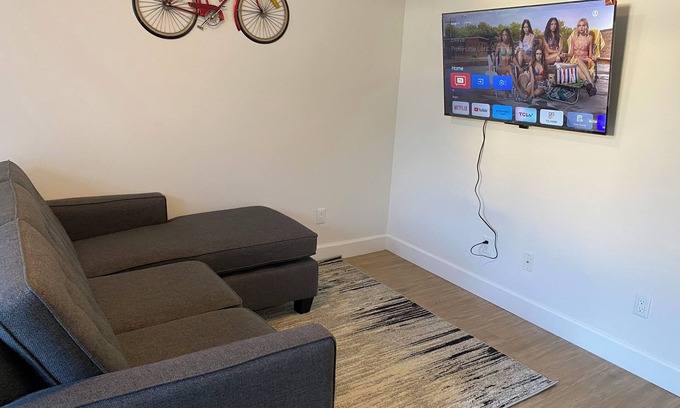 Newton House | Spacious 3-bedroom Suite in fabulous Surrey Wi-Fi, EV Charging, Basketball Court