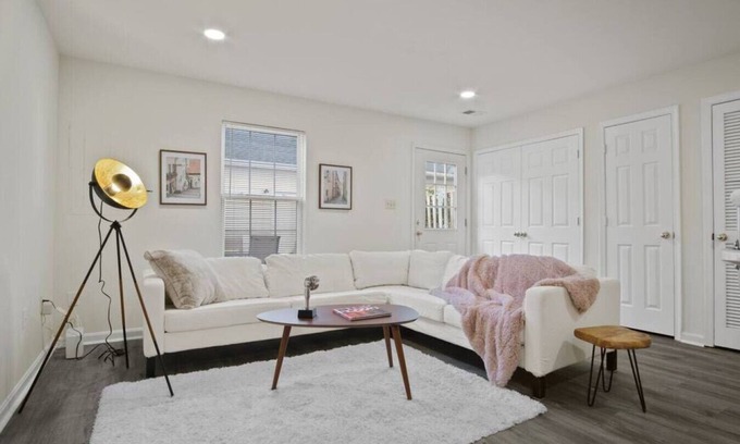 Sterling House | Spacious 3 LVL, 3 BEDR + Attached Baths, Close to Airport ✈ and Attractions