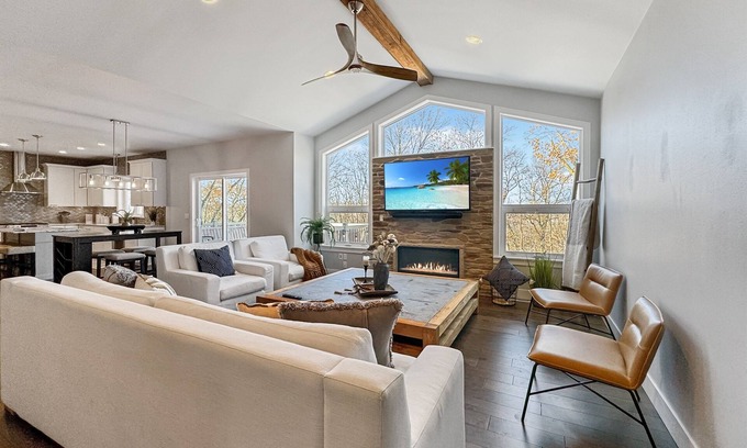 Madison House | Spacious 3BR | 2 Living Rooms | UW Area