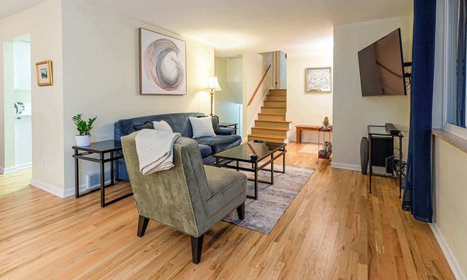 Gunbarrel House | Spacious 3BR | Deck | Mountain Views + Trails