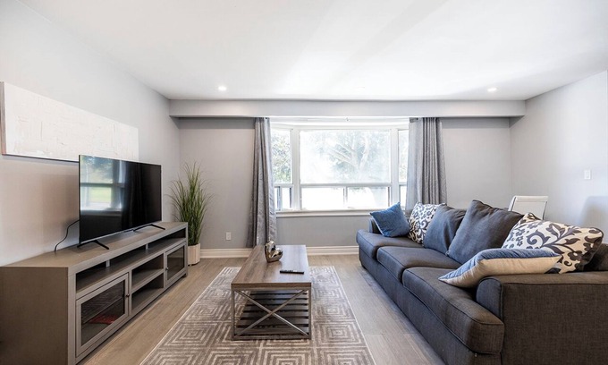 Lakeview House | Spacious 3BR Family Stay Hwy 401
