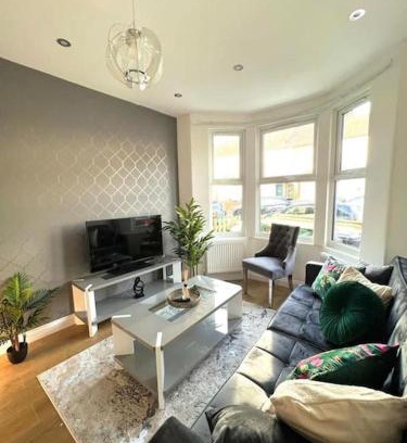 Watford House | Spacious 3BR House - Contractors, Hospital, Family