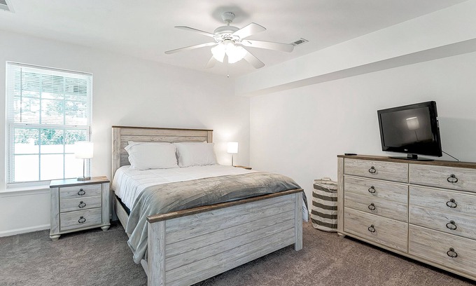 North Camellia Acres House | Spacious 3BR Near ODU & Bases 30+ Days
