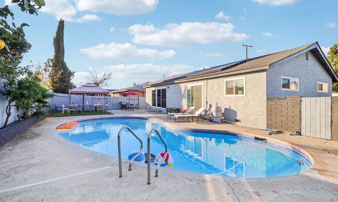 El Cajon House | Spacious 3BR w Pool, Garage, King Bed, Ranch Style