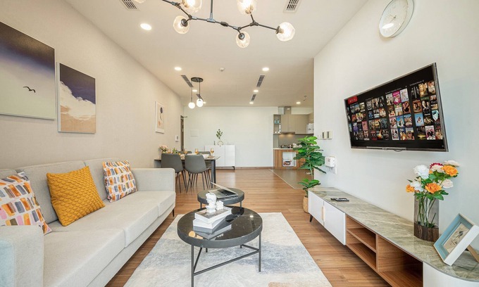 Tan Thuan Tay Apartment | Spacious 3Brs Apt - Large Living room - Amazing Pool & Gym