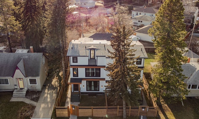 Southwest Edmonton House | Spacious 3Story,3bedroom,Pets Park,Near UofA&more attractions.Luxury starts here