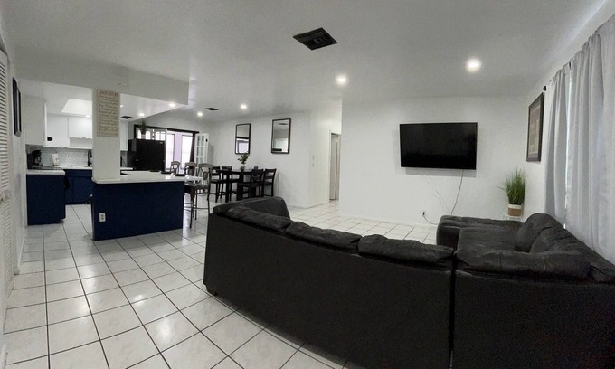 Lake Worth Corridor Apartment | Spacious 4 Bd /2 Ba perfect for any event