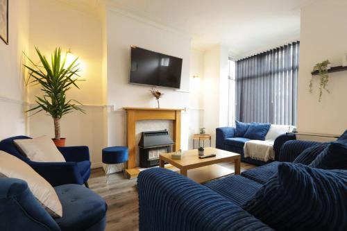 Harehills Apartment | Spacious 4 BDR Home, Sleeps 8 Group Stays- Free Parking- Pet Friendly