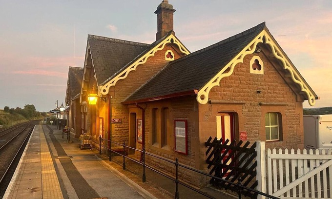 Langwathby Cottage | Spacious 4 bed apartment - pet friendly - Langwathby Station Cottage, spotless & unique 4 bedroom cottage with EV charging station & free parking near lakes