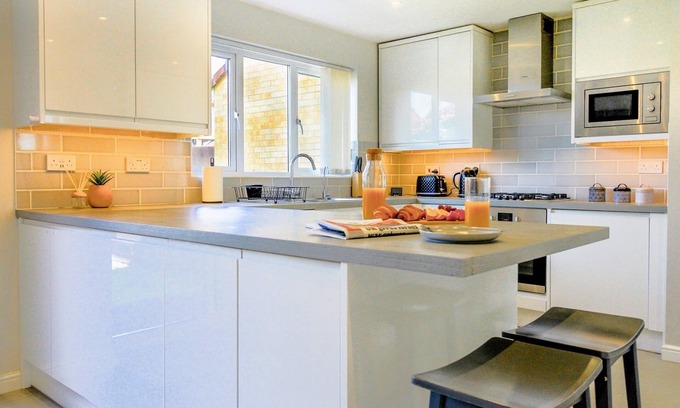 Bletchley House | Spacious 4 bed home - Milton Keynes | Free parking