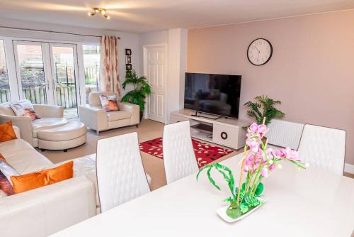 Tilehurst House | Spacious 4 Bed house with parking and garden at Reading