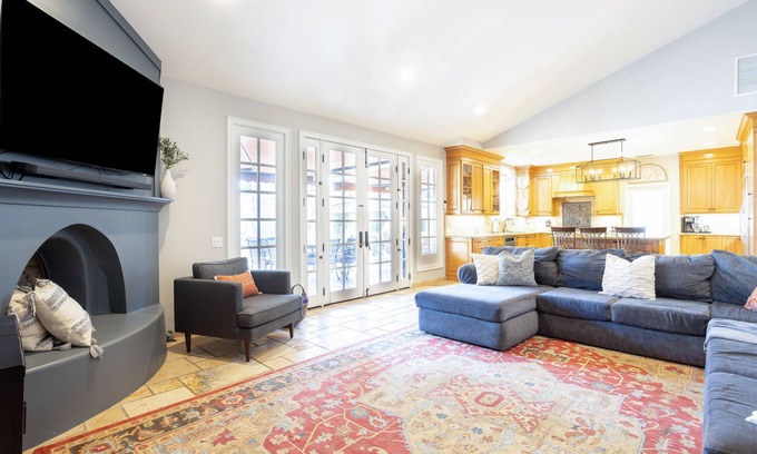 Valley Glen House | Spacious 4-bedroom family home with pool – Located in Valley Village.