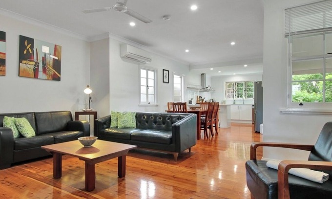 Woolloongabba House | Spacious 4 bedroom house - Walk to Southbank