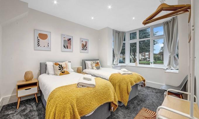 Cowley House | Spacious 4-bedroom 4-bathroom house - free parking & great 24-7 transport links