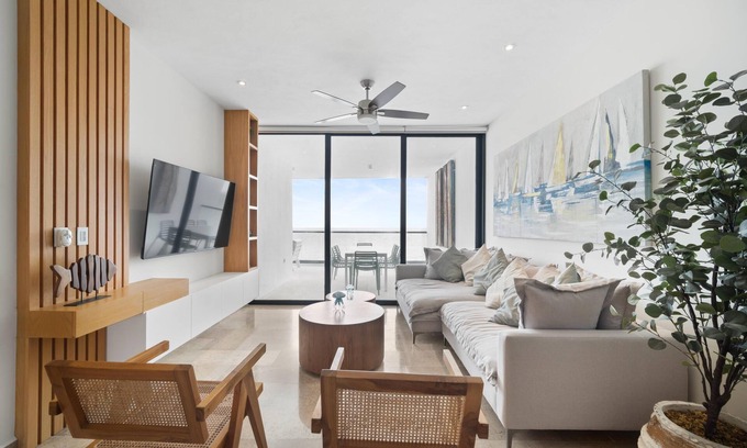 Miramar Condo | Spacious 4-bedroom beach condo with a gorgeous ocean view [wifi + fitness area]