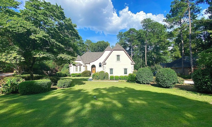 Aiken House | Spacious 4-Bedroom Home on the Golf Course in Gated Community