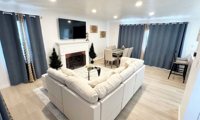 Whittier House | Spacious 4-bedroom house and 2-bathrooms in charming Whittier with WiFi, AC