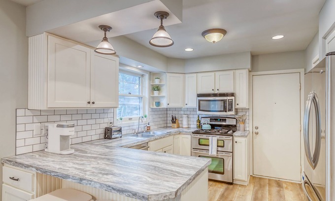 Holland House | SPACIOUS 4 BEDROOM HOUSE NEAR HOLLAND STATE PARK PET FRIENDLY
