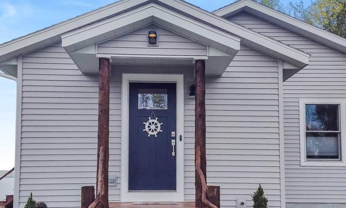 Ava House | Spacious 4-bedroom house on Lake Delta on a private road