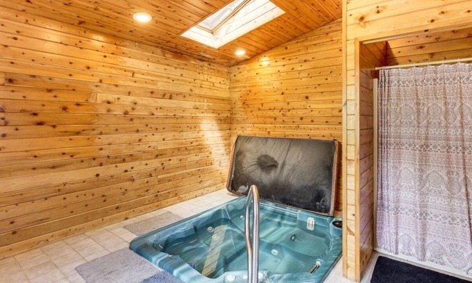 Onamia House | Spacious 4 bedroom house, AC, fitness room in charming cove Bay Area